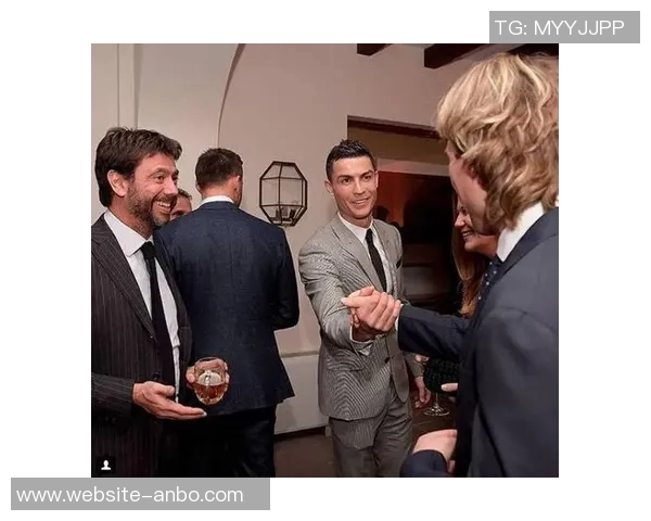 特朗普白宫新风尚与C罗合影高调挂墙引发热议 特朗普白宫新风尚与C罗合影高调挂墙引发热议