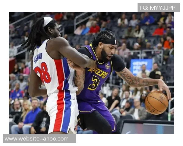 浓眉缺席九场比赛坐板凳身穿NFL球衣观战绿湾包装工比赛